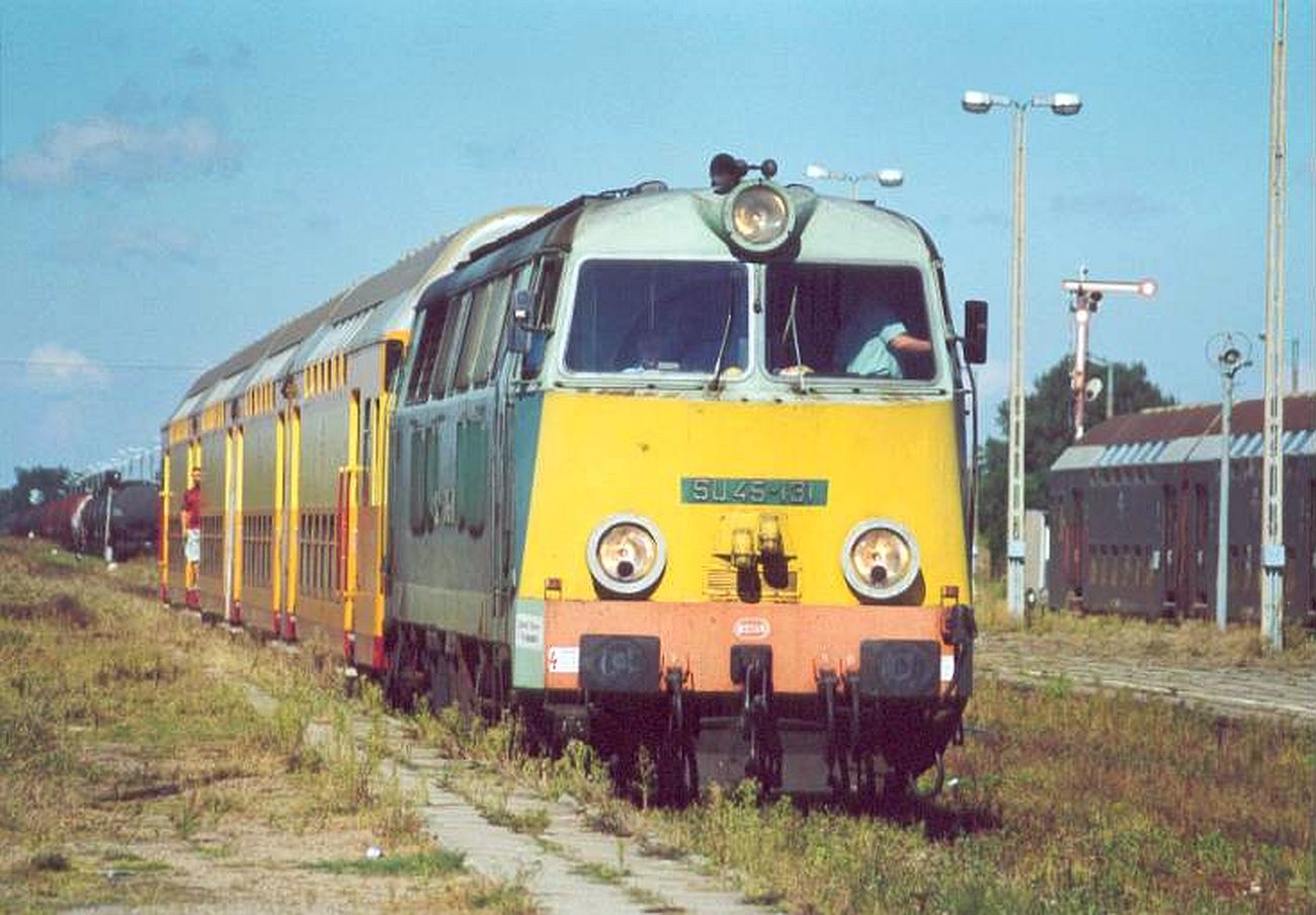 Stacja Sierpc 2001 r. Lokomotywa SP45 ze składem pomarańczowych piętrusów gotowa do odjazdu w kierunku Płocka. (opis tao)
