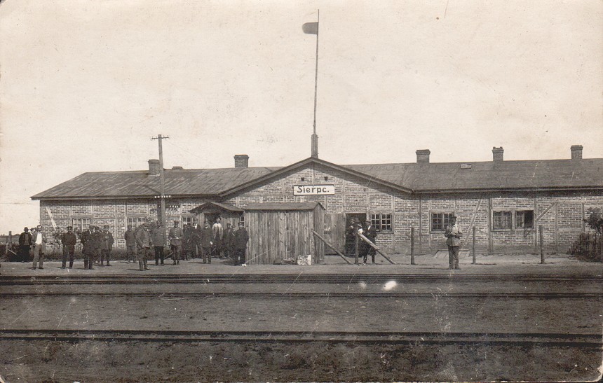 Stacja kolejki wąskotorowej w Sierpcu. Fotografia wykonana krótko po zakończeniu I wojny światowej.