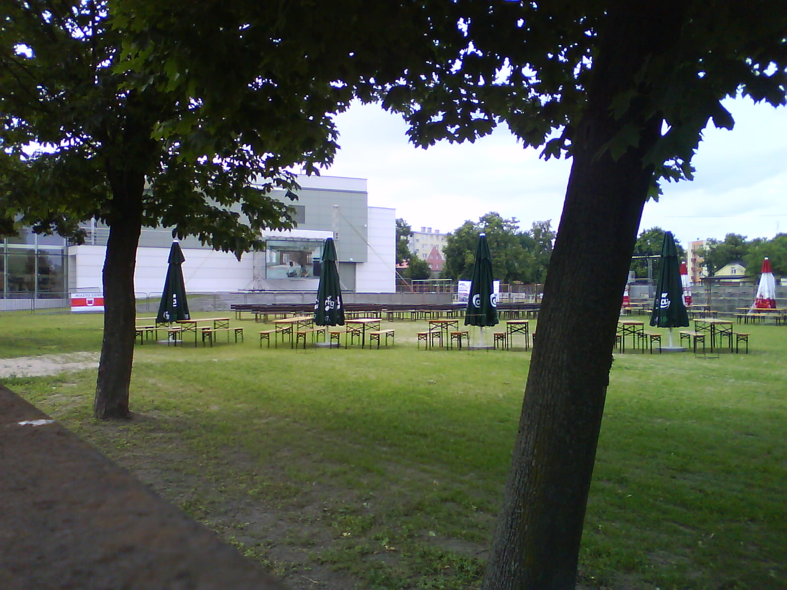 Strefa Kibica w Sierpcu otwarta podobnie jak w innych miastach w caej Polsce ju od dzi, 7 czerwca 2012 r. Tak wygladaa na godzin przed otwarciem.