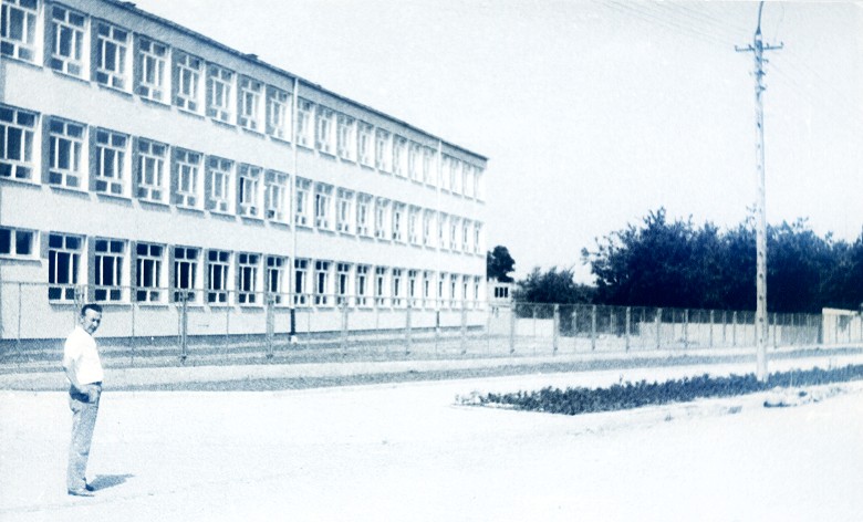 Naczelnik Sierpca, Eugeniusz Stryjewski na tle nowo wybudowanego budynku Liceum Oglnoksztacacego.  1976 rok.