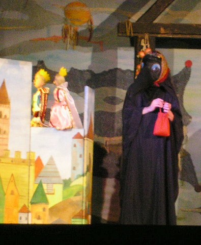 Maski, kukieki - krtkie przedstawienie aczyo w sobie kilka form teatralnych.