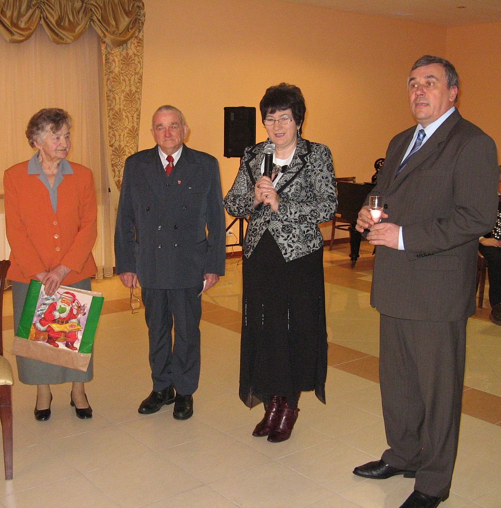 Goci witaj, od lewej: Halina Szae­cka-Nasiowska,  Teodor Winiewski, Henryka Piekarska i Jan Rzeszotarski.