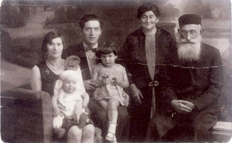 ydowska rodzina Turkieltaub z Sierpca. 1933 r.<BR>Od lewej: Zysia Chaia Turkiltaub, Bina Skrypce, Rushka Skrypce, Hynda Miszcka, Mordka David Turkieltaub