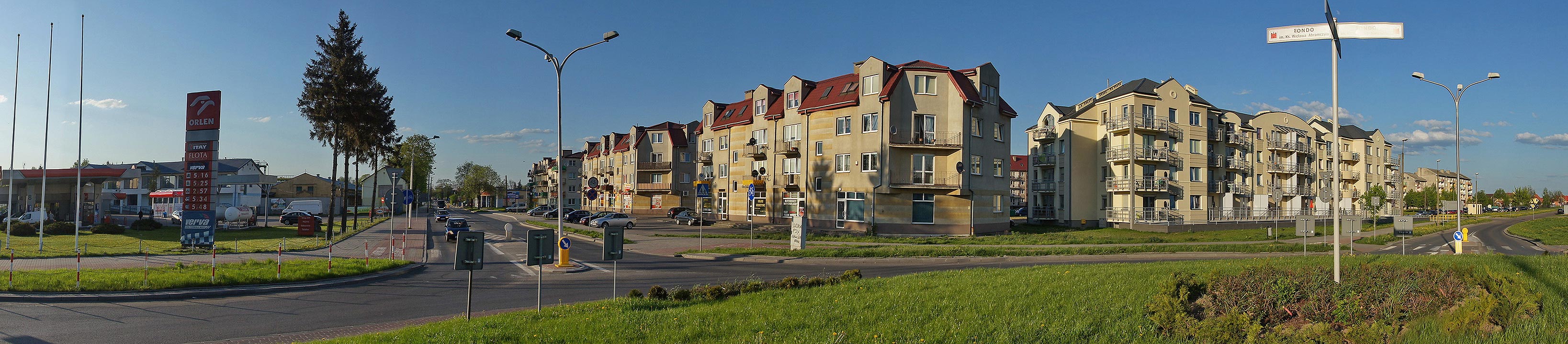 Widok z ronda na bloki przy ulicy Pockiej i Witosa, 30.04.2011 r.