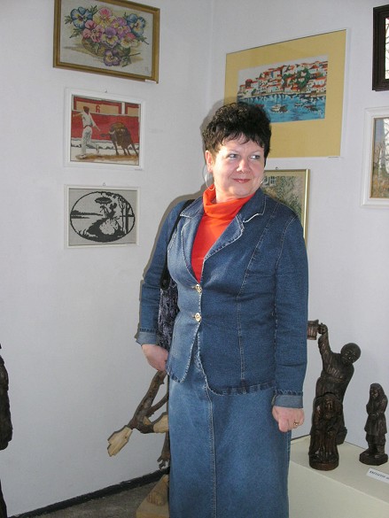 Maria Winiewska na tle swoich prac.