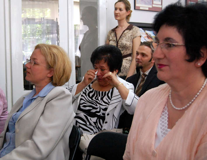 ona laureata Krystyna Wielimborek z trudem ukrywaa wzruszenie, wiernie wspieraa ma w chorobie i poczynaniach biznesowych. Z lewej siedzi dr Bogumia Dumowska - polonistka, z prawej dr Henryka Piekarska - naczelnik US i Prezes oddziau TNP.
