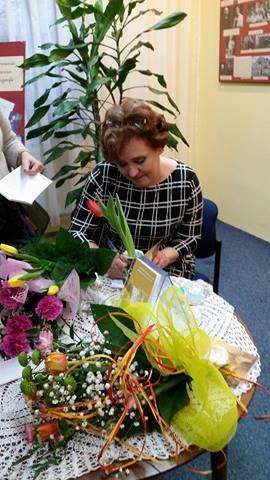 Danuta Witkowska podczas podpisywania tomiku