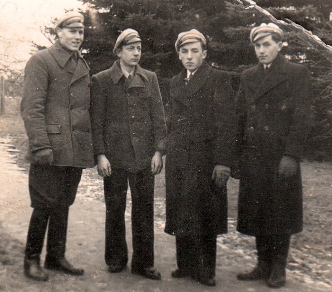 Tadeusz Wojciechowski (drugi od lewej strony), 27 IX 1945 r. dokona zamachu na komendanta sierpeckiego UB, togrskiego (Gelbberga). Na fotografi z kolegami ze szkoy, okres midzywojenny .