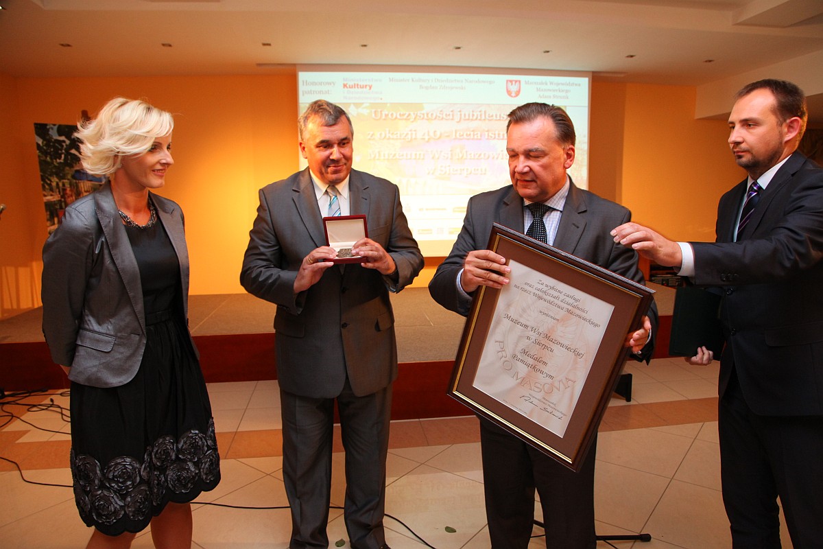 Marszaek A. Struzik wrcza dyrektorom skansenu medal Pro Mazovia w dowd uznania dziaalnoci placwki.