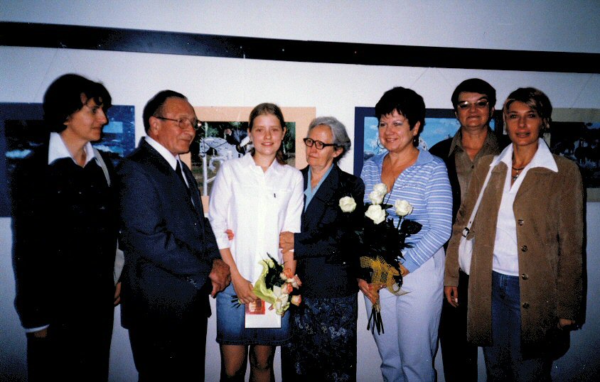 Maria Szymaska z rodzin i wychowawcami.