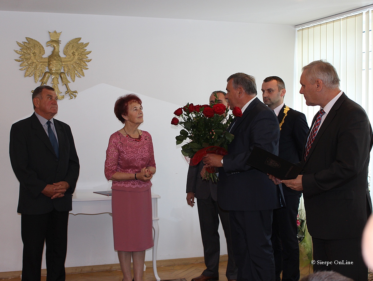 Imprez zorganizowano w Urzdzie Stanu Cywilnego w Sierpcu. Odznaczonym yczenia zoyli te Przewodniczcy Rady Powiatu Jan Rzeszotarski i starosta Jan Laskowski, 24.09.2015 r.