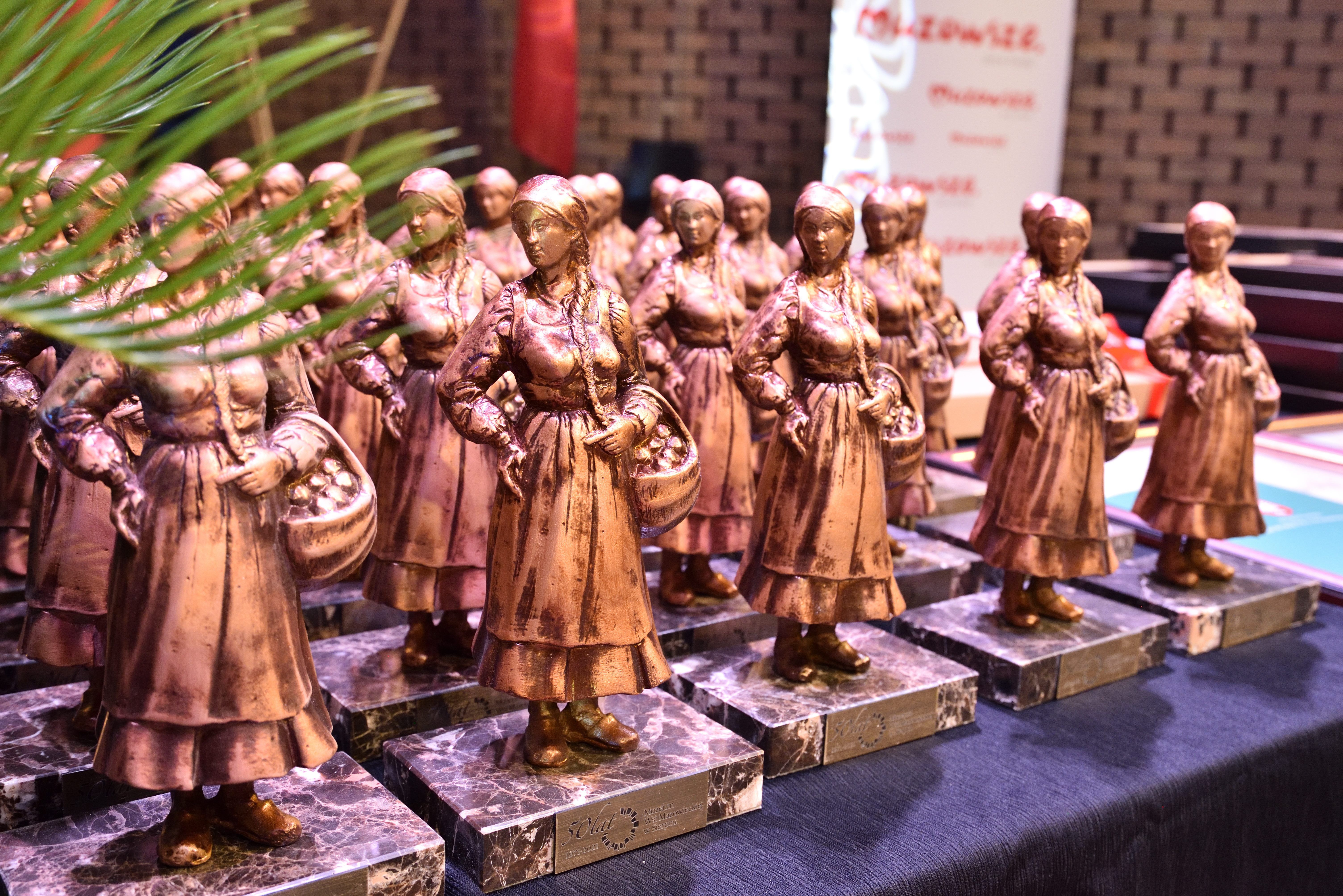 Zblienie na pamitkowe statuetki w formie kobiet w strojach wiejskich - prezent dla osb zasuonych dla Muzeum
