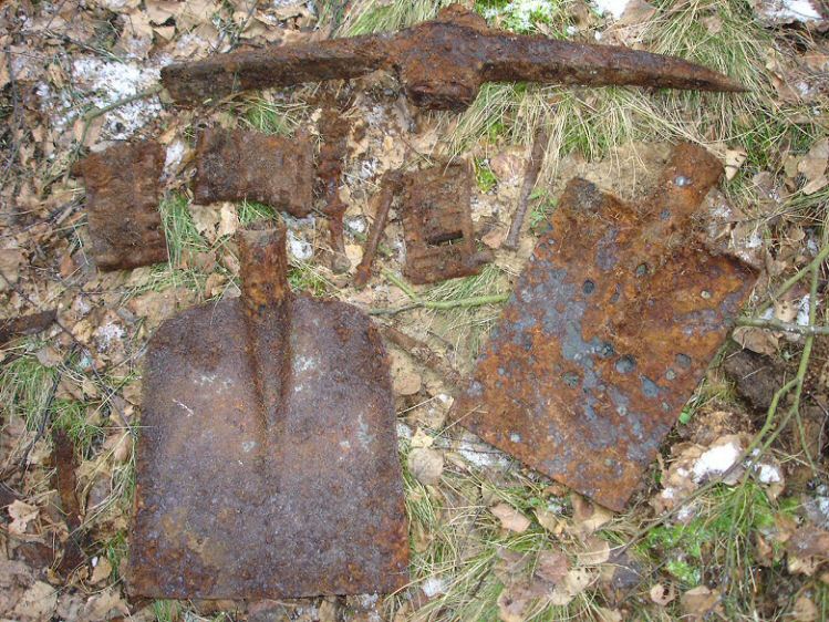 Rzeczy znalezione w okolicach Majewa, w pozostaociach  po duych ziemiankach z okresu II wojny wiatowej.