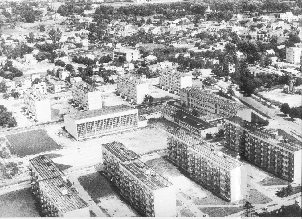 Widok z lotu ptaka na Liceum Oglnoksztacce i hal sportow oraz fragment osiedla Jana Pawa II (wwczas Marchle­wskiego)  - koniec lat 80-tych XX w.