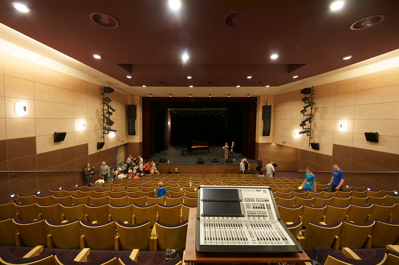 Centrum Kultury i Sztuki, sala widowiskowa, penica jednoczenie funkcj sali kinowej, 28.04.2012 r.