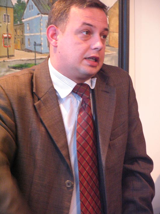 Dyrektor ZGM inż. Rafał Kluska tłumaczy się na jednej z sesji RM