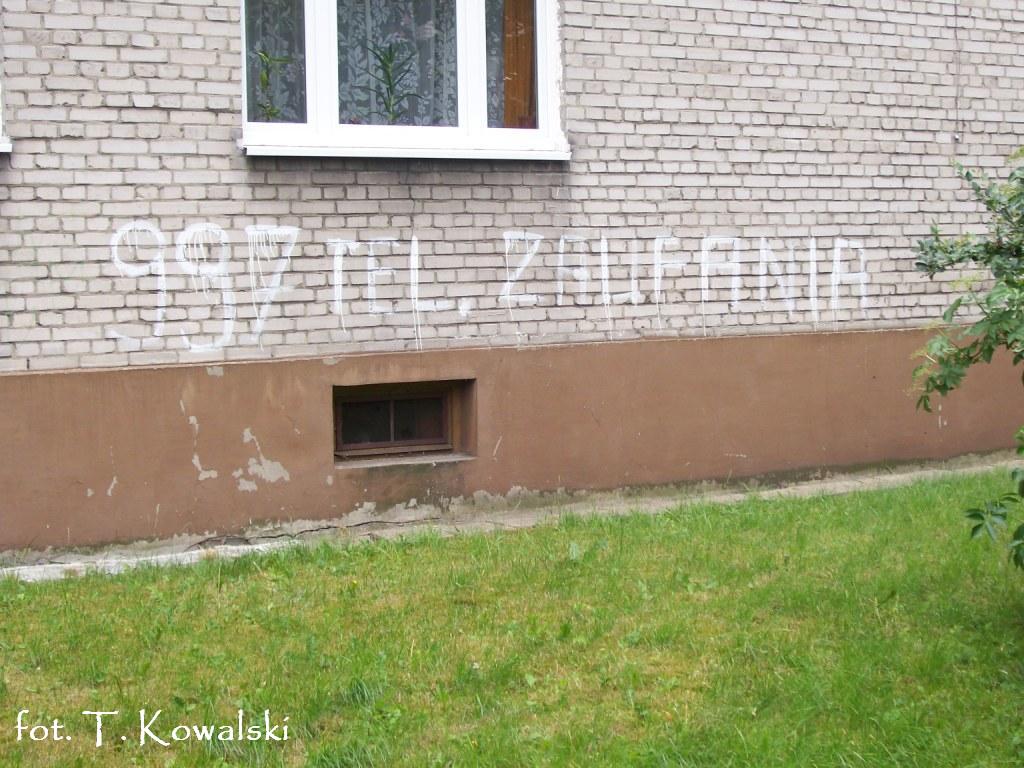Drodzy Pastwo! Czy wiecie, e w Sierpcu, Ksik Telefoniczn mona znale w najdziwniejszym  miejscu...? :)<br><i>(dop.red.)  ten napis na murze jest starszy ni autor tego zdjcia :-D