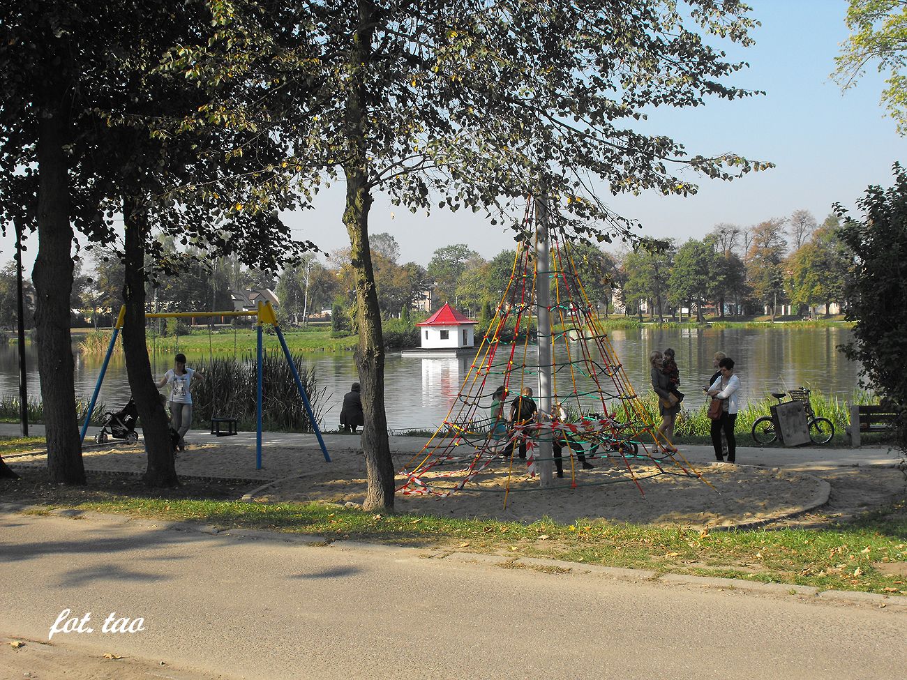 W ostatnim czasie w parku Jezirka nastpiy wielkie zmiany. Mona owi ryby, wiczy na siowni, spacerowa lub biega po nowej alei, nawet dzieci mog si wybawi wraz z rodzicami, a starsi?..., 20.09.2014 r.