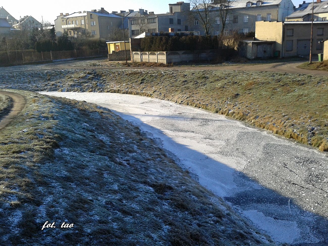 Niski poziom wody w Sierpienicy spowodował, że pierwszy styczniowy mróz skuł rzekę lodem. Widok z mostu na ul. 11 Listopada, 4.01.2016 r.