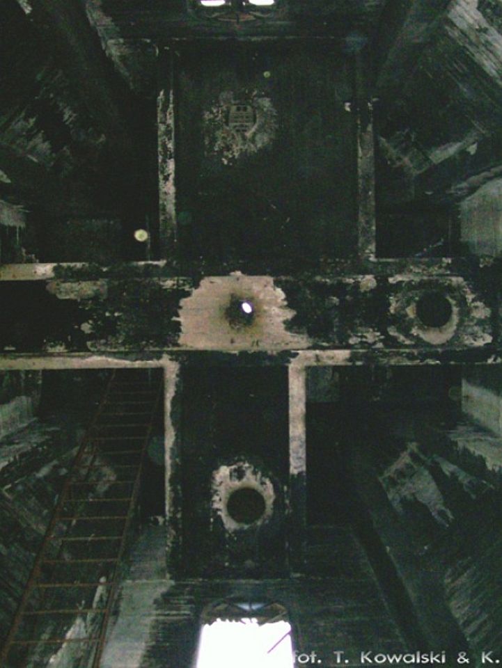 Wnętrze niszczejącej kolejowej wieży ciśnień w Sierpcu. Marzec 2009