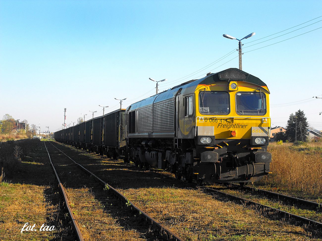 To rzadki widok na naszej stacji. Lokomotywa Class 66 produkcji USA w barwach przewonika Freightliner ze skadem wgla czeka na semafor wyjazdowy, 19.10.2014 r.