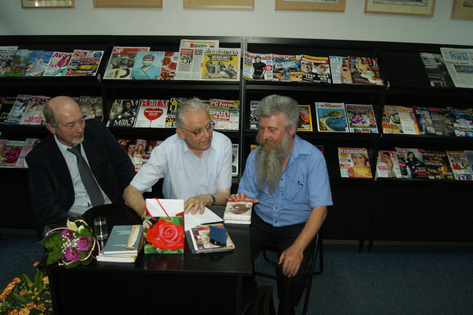 Zdzisaw Dumowski i Pawe B. Gsiorowski na jednym ze spotka autorskich z Janem Burakowskim w Bibliotece Miejskiej w Sierpcu, 13 czerwca 2013 r.