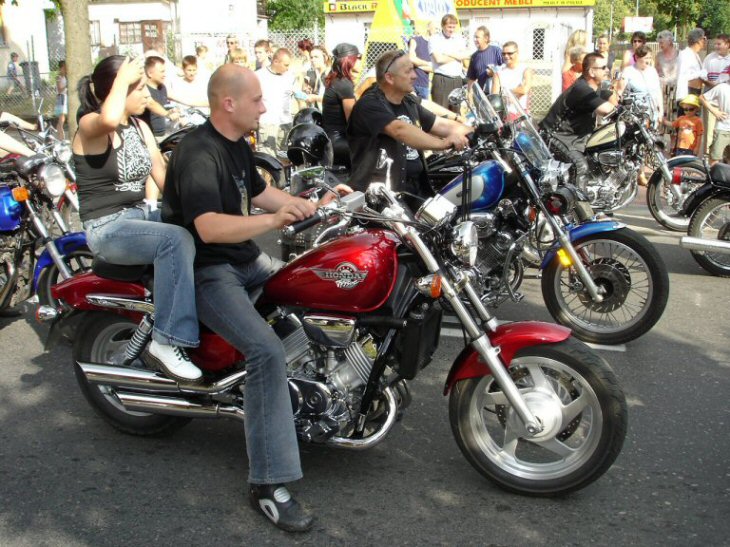 X Midzynarodowy Festiwal Folklorystyczny  <i>Kasztelania 2005</i> - motocyklici z Klubu Szlif biorcy udzia w paradzie ulicami miasta.