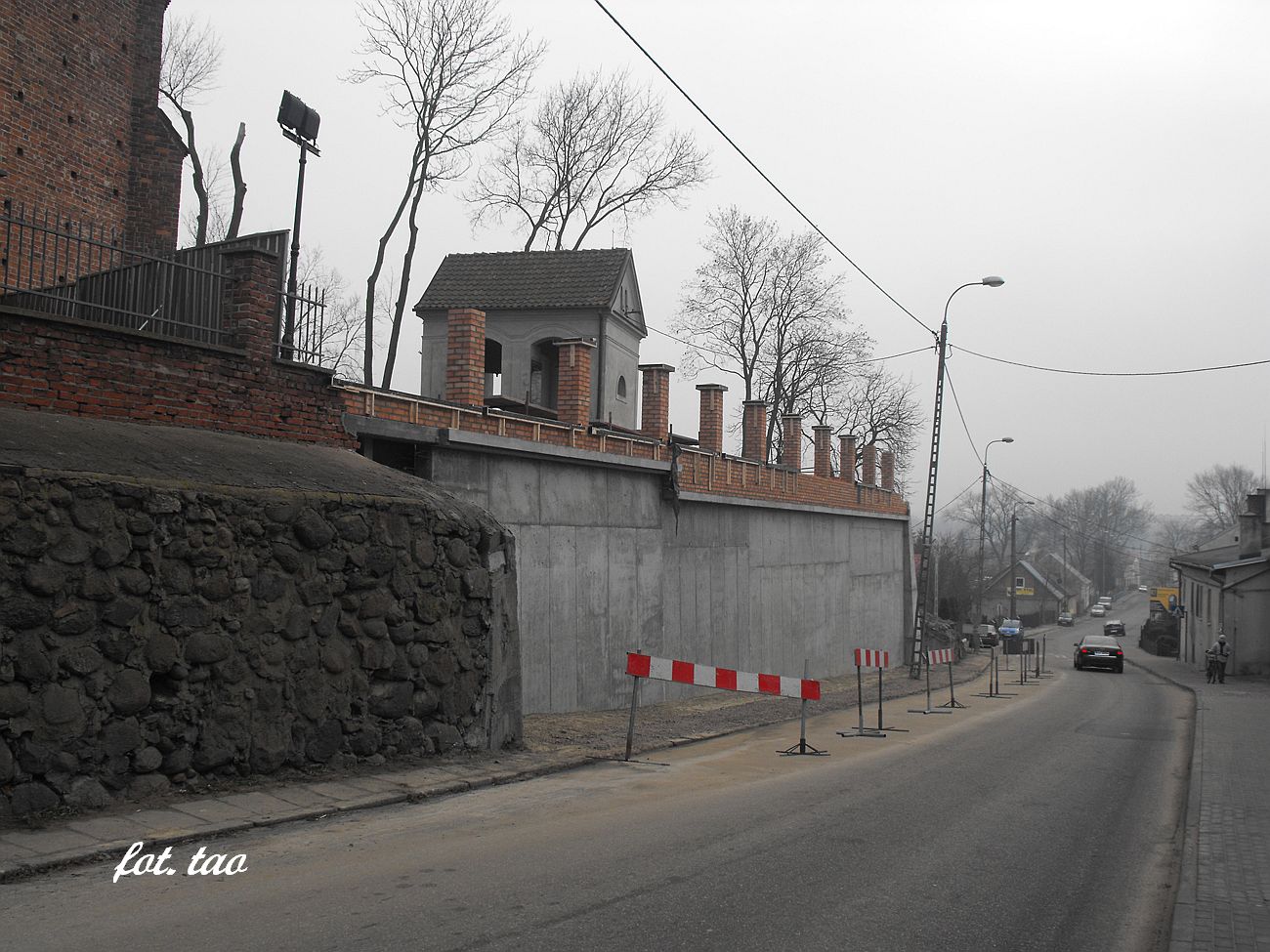 Wzgrze Loret. Widok na ul. Wojska Polskiego i prace sierpeckich budowniczych przy ratowaniu klasztornego wzgrza, 14.12.2014 r.