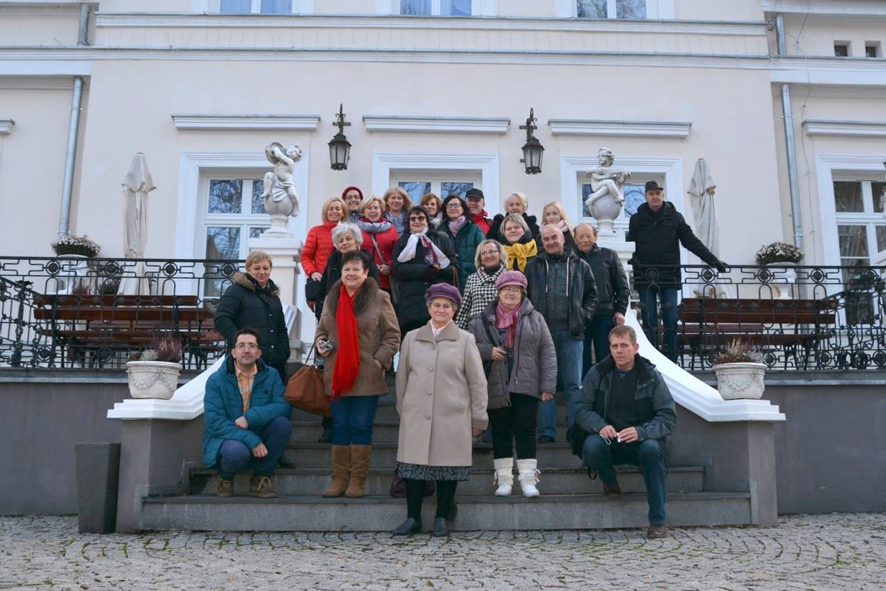 Uczestnicy wycieczki przed uratowanym od zniszczenia dworem w Chamsku, 27.11.2016 r.