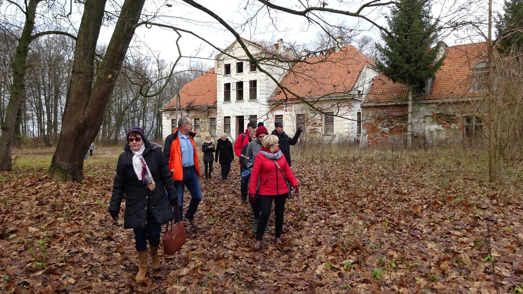 Powrt ze zwiedzania paacowych ruin w Bieuniu