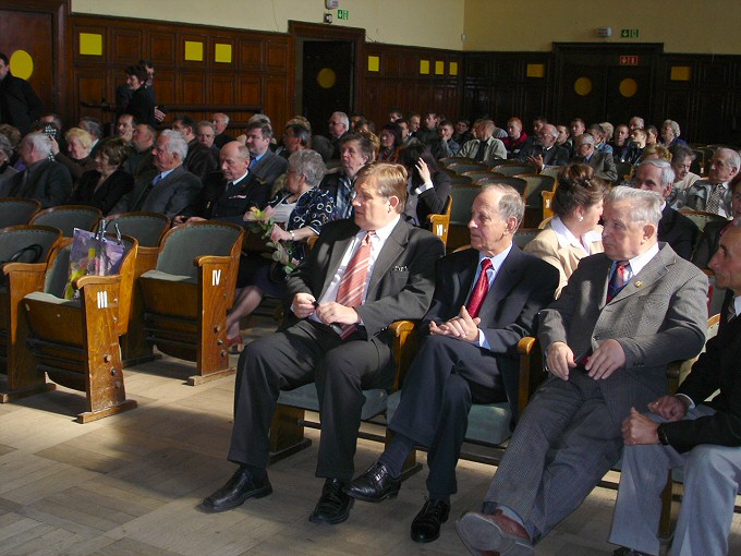 Sala widowiskowa Sierpeckiego Domu Kultury - pierwszy z prawej zeszoroczny laureat tytuu honorowego, Wadysaw Gsiorowski.