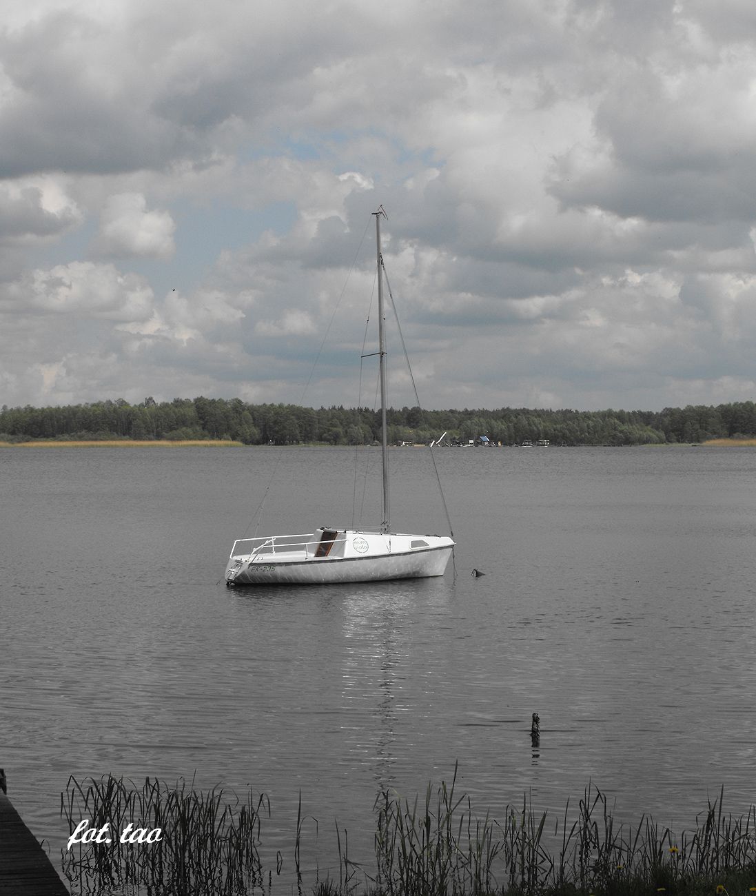 Jezioro Urszulewskie. Na zdjciu pierwsza zwodowana w tym sezonie aglwka czeka za zaog, bo wiatr szkwali wymienicie, 11.05.2014 r.