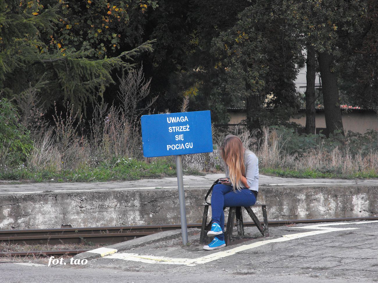 Stacja Sierpc. Odnowiona tablica z ostrzeeniem dla podrnych, ale kiedy brak poczekalni to kilka zwykych awek na peronie byoby wskazane zamontowa, 29.09.2012 r. (dobr koloru tablicy i bucikw jest przypadkowy).