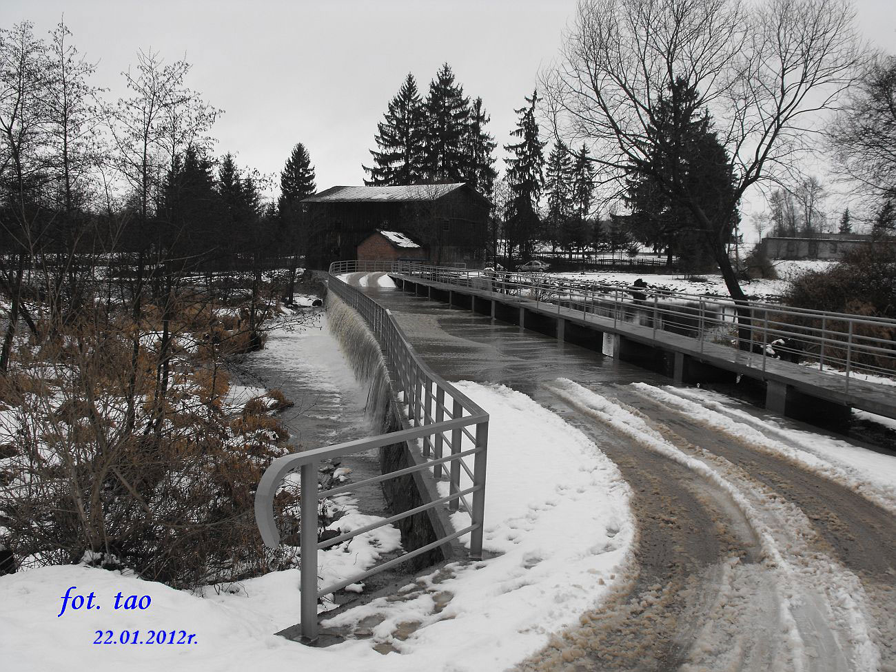 Przeprawa przez Skrw w Choczniu po odnowionej grobli, 22.01.2012 r.