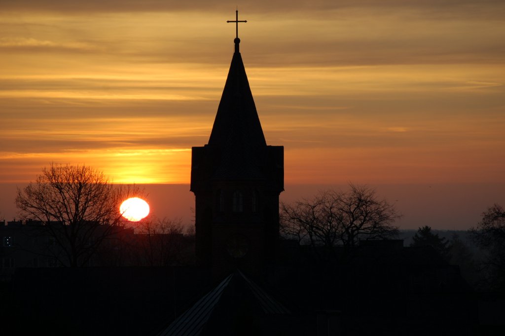 Wschód słońca, widok na kościół Szkolny, 2008 r.
