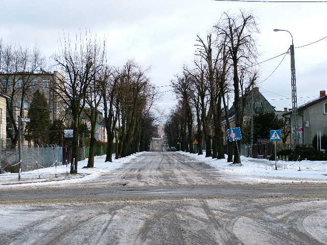 Skrzyowanie ulic Traugutta i Armii Krajowej (po lewej Zesp Szk nr 1)