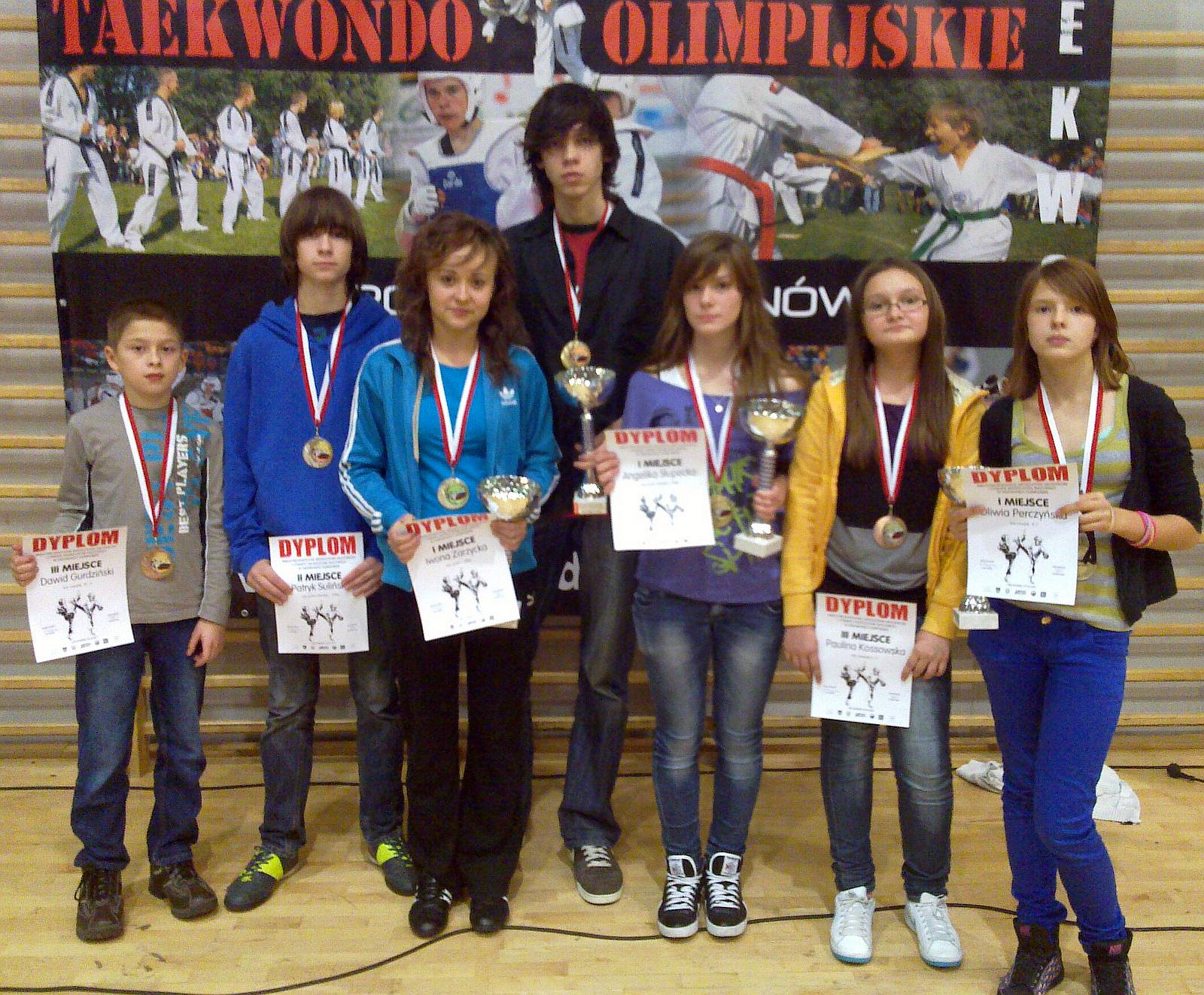 Zawodnicy KS Taekyon Sierpc na Otwartych Mistrzostwach Mazowsza i Midzywoje­wdzkich  Mistrzostwach Modzikw, Ciechanw 29.10.2011 r.