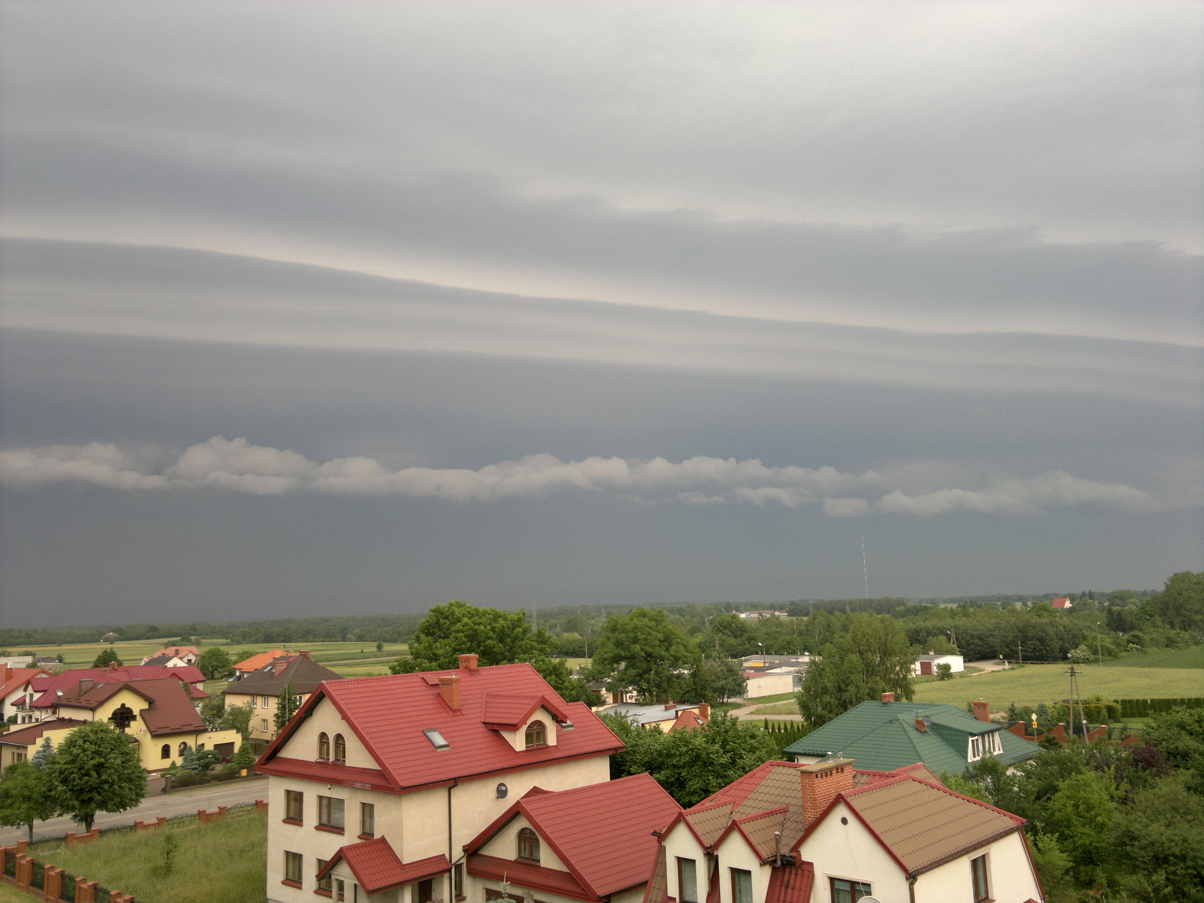 9 czerwca 2014 r., 6:53 , burza zbliajca si od zachodu, fantastyczny widok dla mionikw takich zjawisk. Widok na ulic Okulickiego w Sierpcu.