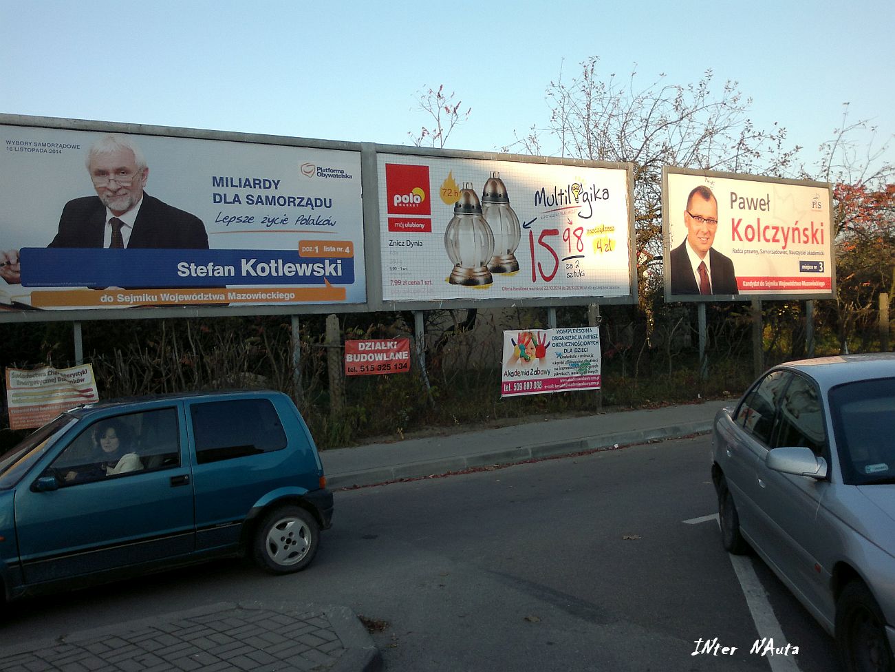 Parking przy GRAMIE.Po lewej stronie powany pan z PO, po prawej stronie pan z PiS czyli przedstawiciele  nielubicych si partii, a na ironi porodku znicze zgody, pamici lub pojednania, 28.10.2014 r.