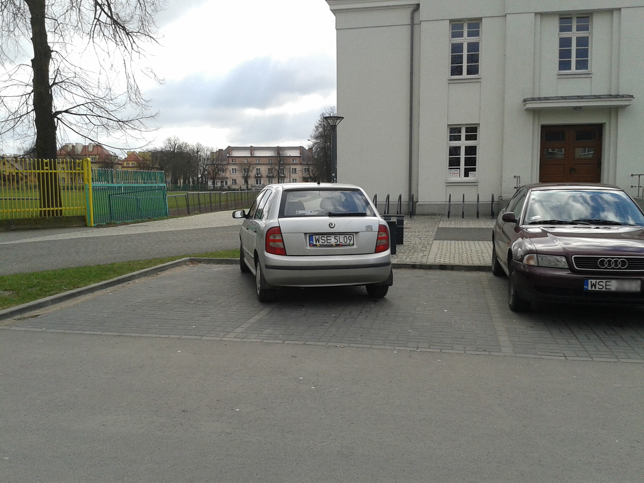 Parking na przeciw CKiSz w Sierpcu jest wykorzystywany przez petentw Urzdu Skarbowego i klientw okolicznych sklepw i jest tam ciasno, ale przyjecha hrabia lub niedzielny kierowca bo nawet wiate nie zgasi, a przepisy, a kultura i to przy Domu Kultury.Niech si pan wstydzi panie kierowco, marzec 2015 r.