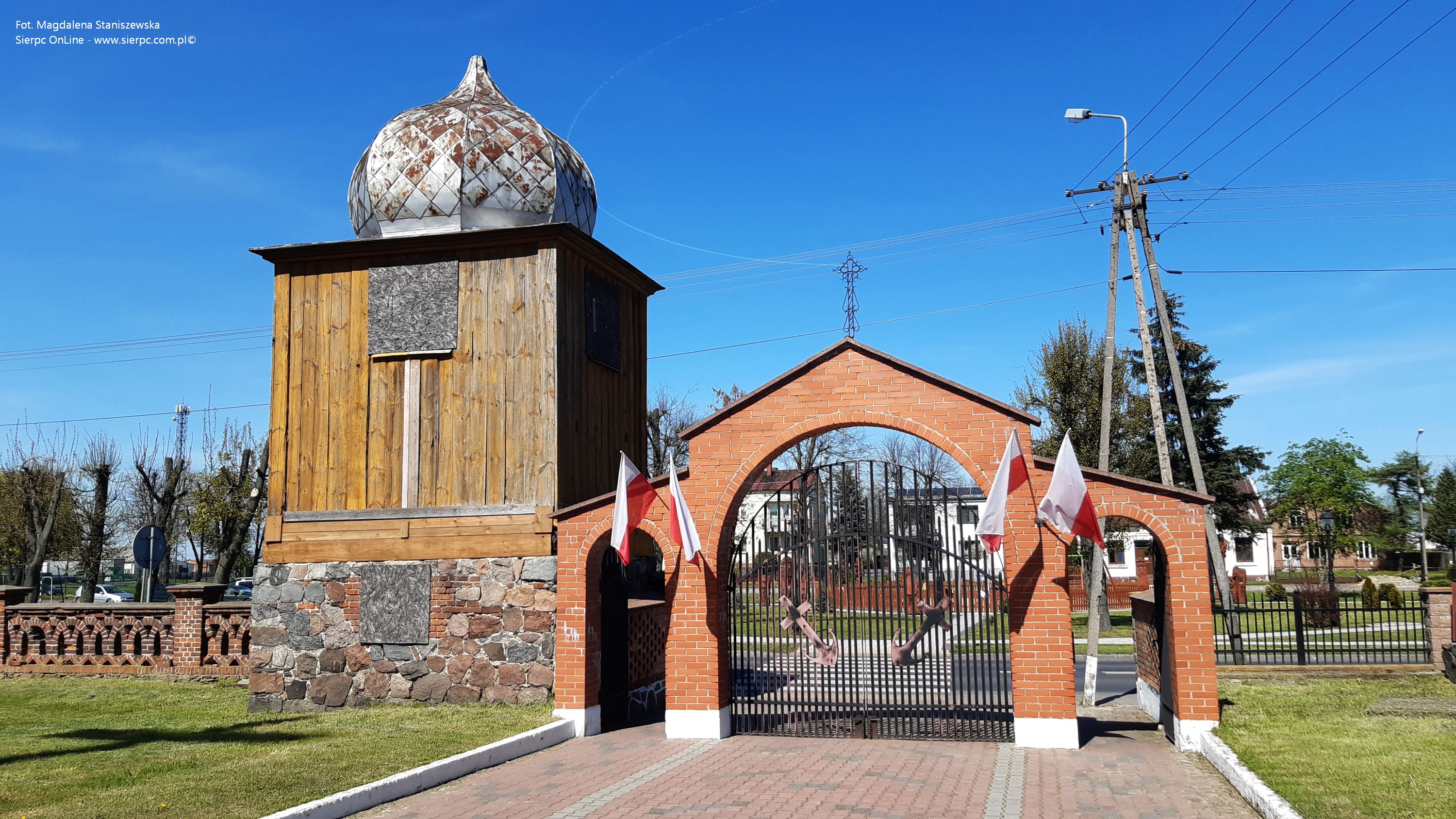 Zawidz Kocielny. Dawna drewniana dzwonnica z cebulast kopu (nieczynna), a tu obok neogotycka brama, stanowica cz parkanu wok nowego i starego kocioa. Fot. 1.05.2023 r.