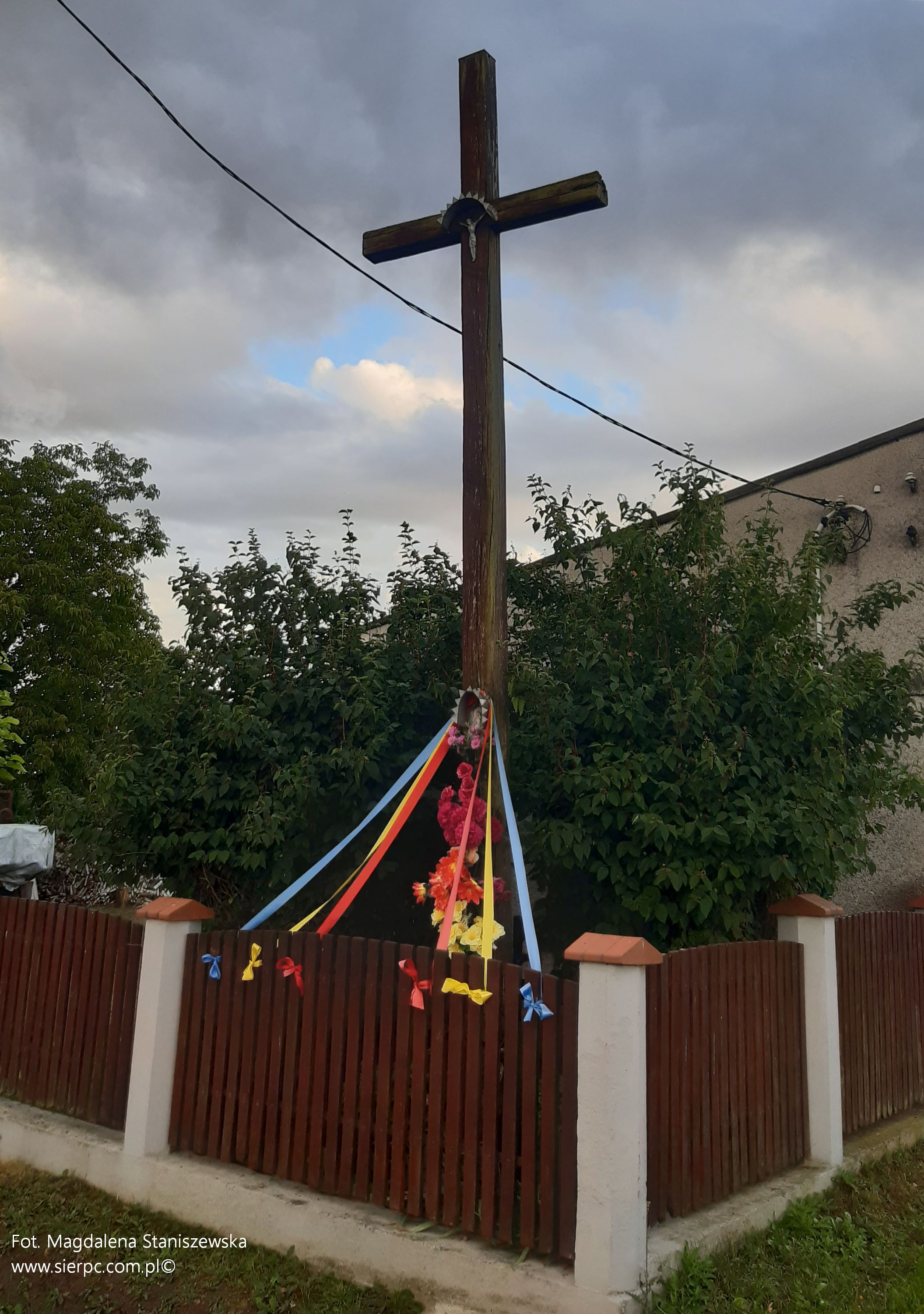Drewniany krzyż na rozdrożu w Bledzewie, lipiec 2023 r.