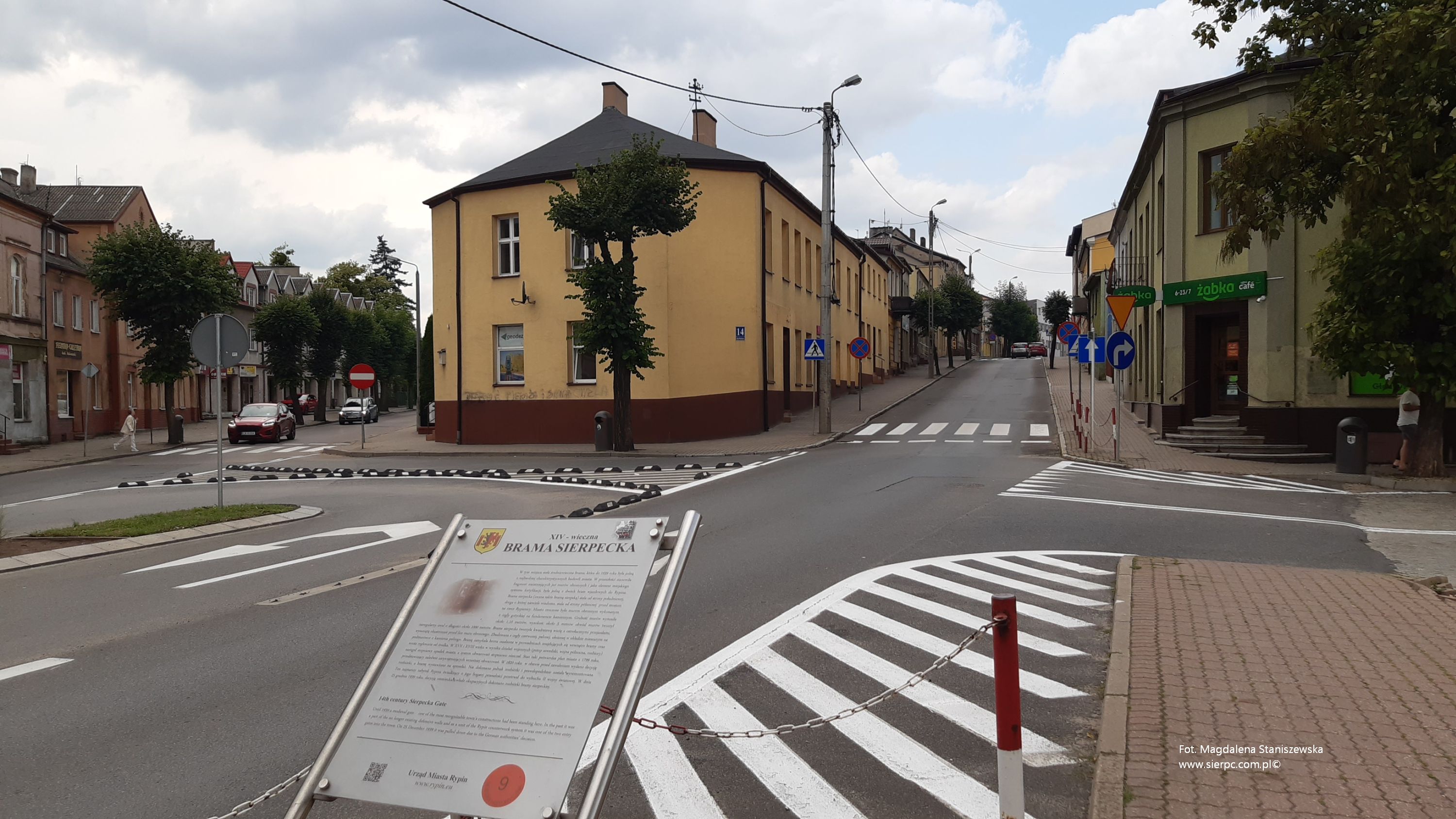 Obecnie w miejscu, gdzie przed wiekami zostaa zbudowana Brama Sierpecka, przy placu Sienkiewicza, stoi pamitkowa tablica informacyjna ze zdjciem i krtkim opisem. Fot. sierpie 2023 r.