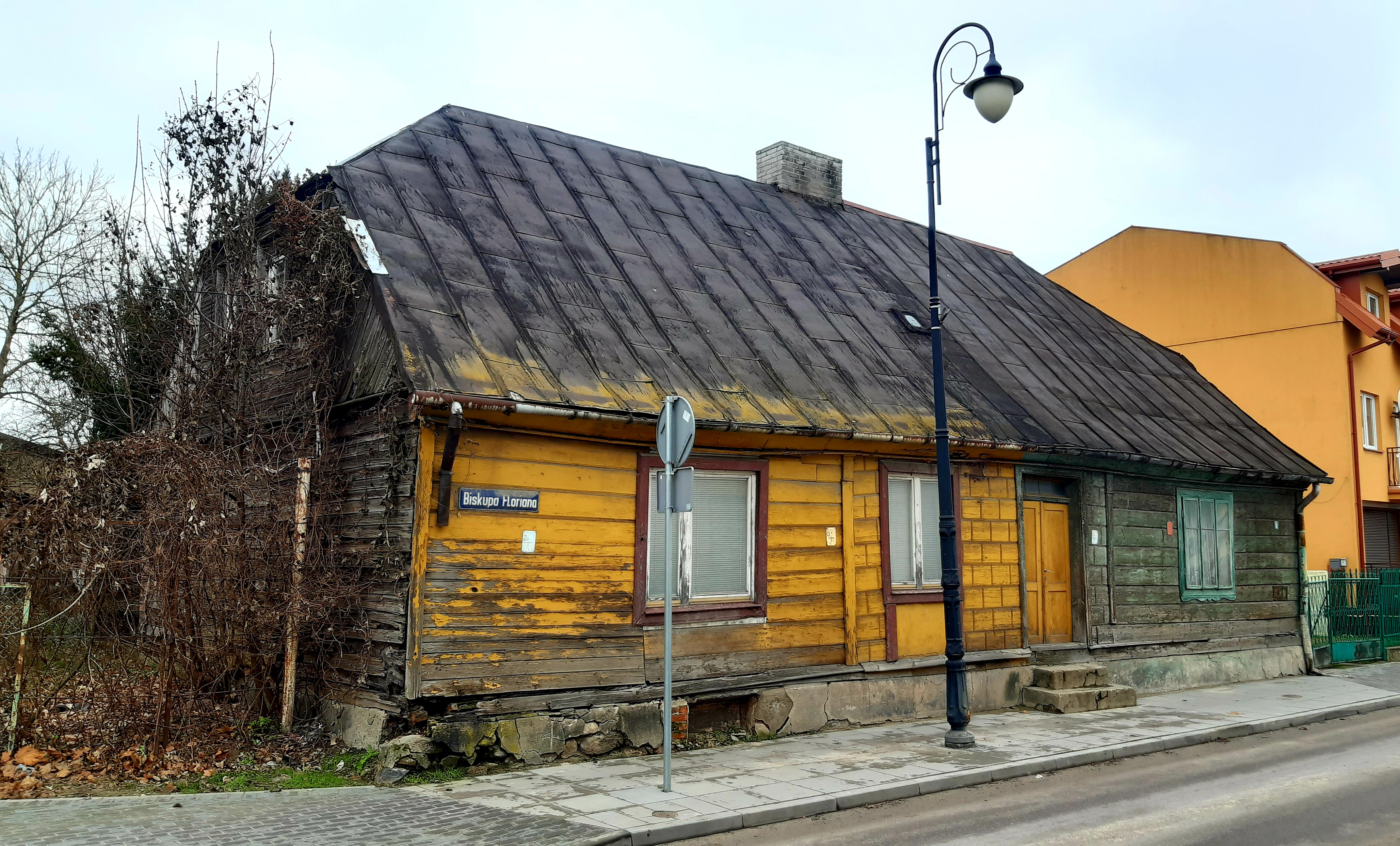 Drewniany dom przy ulicy Biskupa Floriana, grudzie� 2025&nbsp;r.
