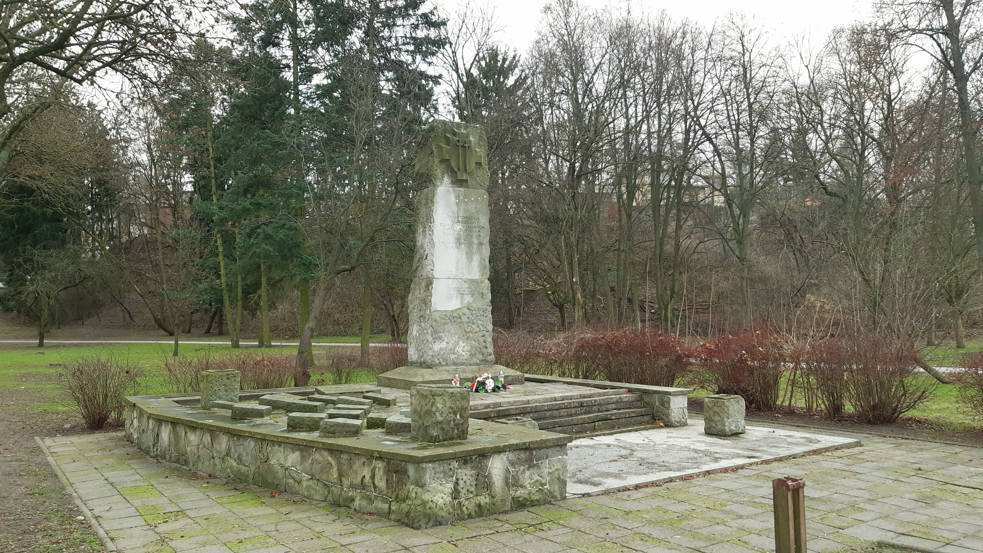 Pomnik bohater�w ziemi sierpeckiej, poleg�ych za wolno�� Ojczyzny w&nbsp;czasie II wojny �wiatowej, znajduj�cy si� w&nbsp;Parku im. Paciorkiewicza w&nbsp;Sierpcu. Fot. grudzie� 2025&nbsp;r.