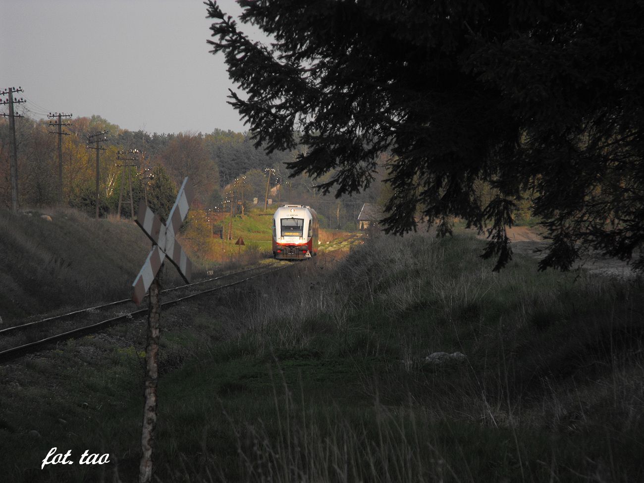 Szynobus jako pocig osobowy z Torunia do Sierpca min przejazd w Suocinie i zblia si do Mieszczka (na zdjciu w oddali), 8.05.2014 r.