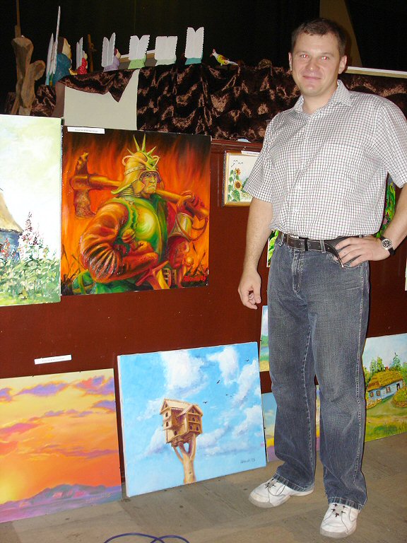 XIII Sierpecki Plener Plastyczny 2005 - malujcy straak, Wojciech Witkowski przy swoich pracach wykonanych podczas Pleneru.