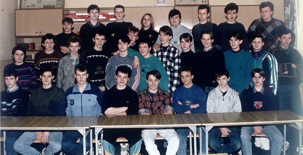 Pierwsza w historii Zespołu Szkół nr 1 w Sierpcu klasa o profilu budowlanym - tu już jako II BT, rok szkolny 1992/1993. Wychowawczyni - mgr inż. Małgorzata Niepytalska.<BR>Od góry, z lewej do prawej: M.Kowalkowski, M.Kowalski, A.Grabowski, T.Krukowski, D.Mańkowski, M.Maciejewski, R.Siwkowski, A.Kikolski; (wych.), Z.Pawlak, K.Rupiński, P.Górniak, R.Bielicki, M.Jaroszewski, A.Obrębski, M.Bober, R.Stańczak, A.Kopyciński, P.Ziółkowski, H.Siwiński, A.Lemanowicz; S.Glaspan, A.Klimowski, P.Korgul, J.Zgliński, P.Marcinkowski, P.Malinowski, M.Radwański, B.Ciemiecki.