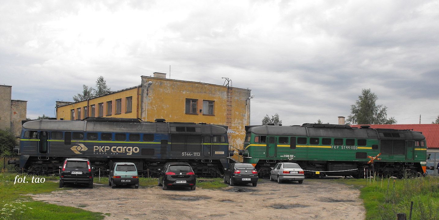 Towarowe lokomotywy serii ST 44 popularne Gagariny stoj przed resztkami zrujnowanej parowozowni. Ciekawostk jest ten z prawej strony jeszcze w tradycyjnym tzw. zielonym malowaniu, lipiec 2012 r.