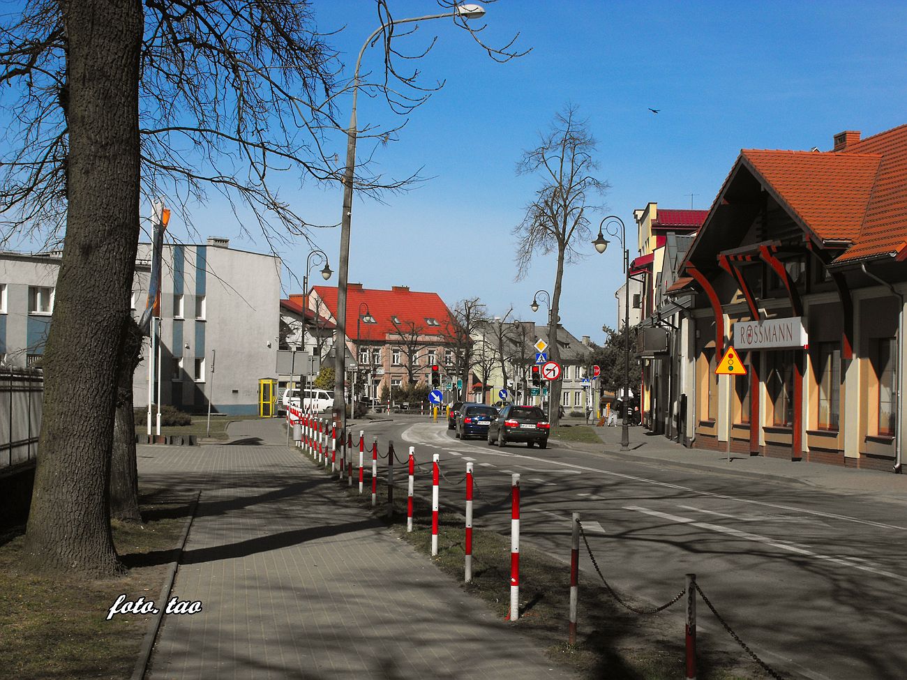 Wiosenny spacer ul. Pock. W oddali zabytkowe kamienice przy ul. Piastowskiej, 22.03.2015 r.